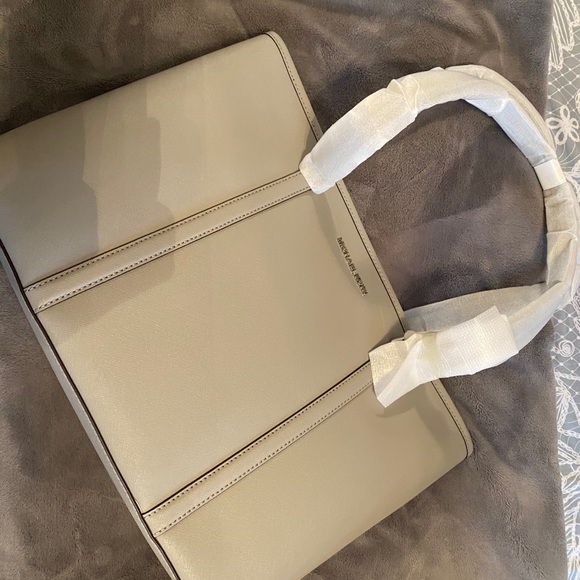 Micheal Kors sady bag - Picture 2 of 5